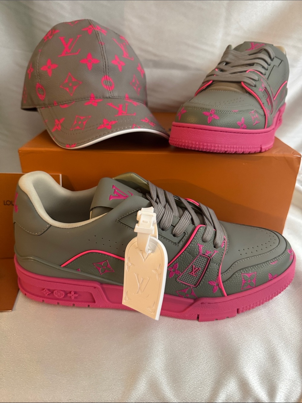🔥Louis Vuitton LV Trainer sneaker in Grey/Vibrant Pink. W/Hat! Both real Leather